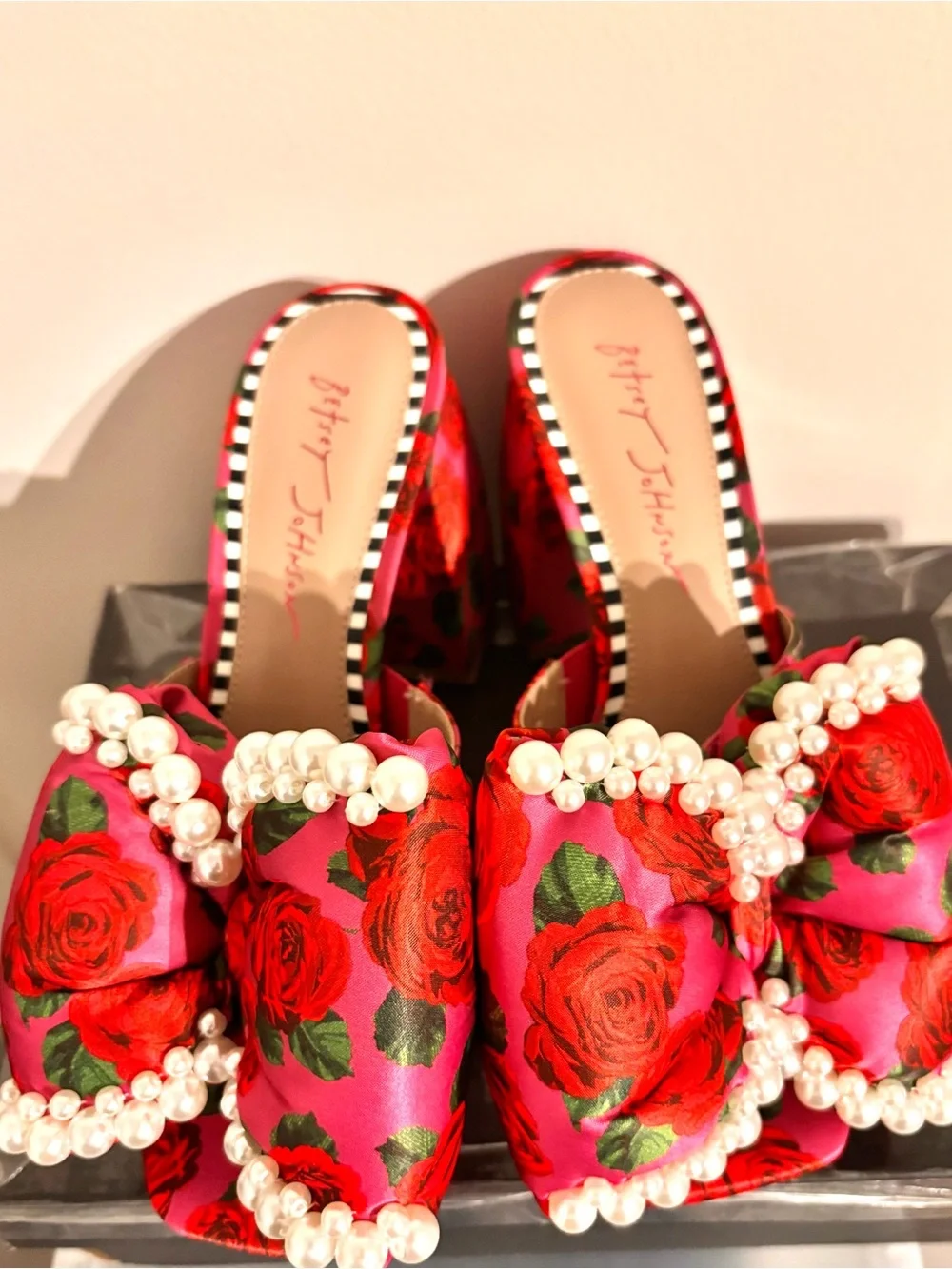 Betsey Johnson Mely Platform Sandal size 8 Roses and Pearls Pink Puff Heart - Picture 3 of 9